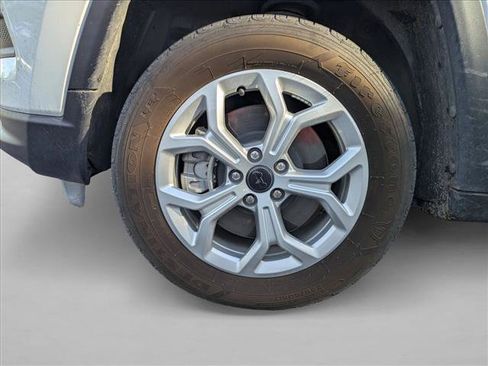 Used 2025 Jeep Compass Latitude w/ Convenience Group AWD/4WD image 13