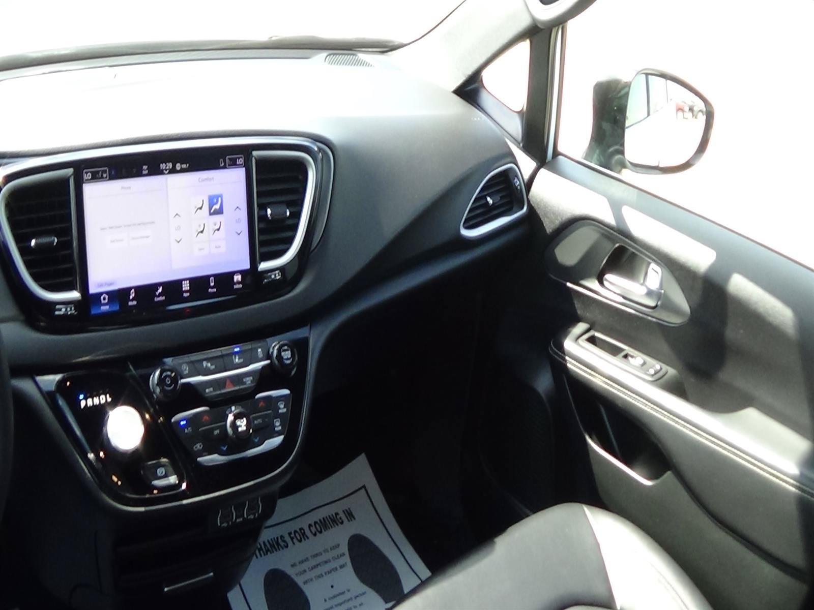 Certified 2025 Chrysler Pacifica Select FWD image 14