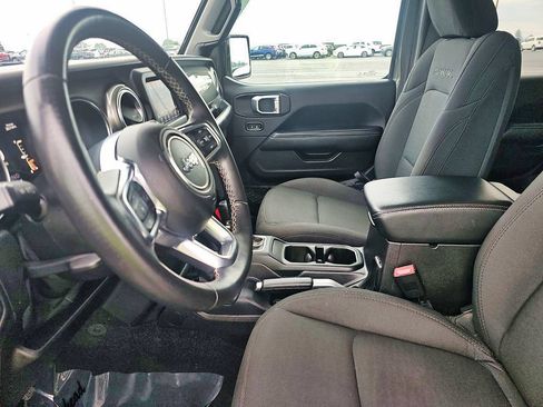 Used 2018 Jeep Wrangler Unlimited Sahara AWD/4WD image 11