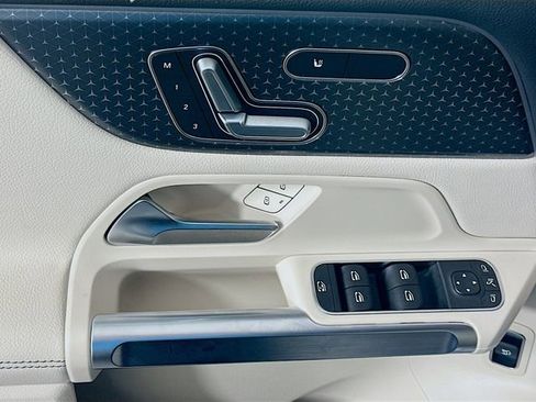 Used 2025 Mercedes-Benz GLB 250 w/ Exclusive Package image 18