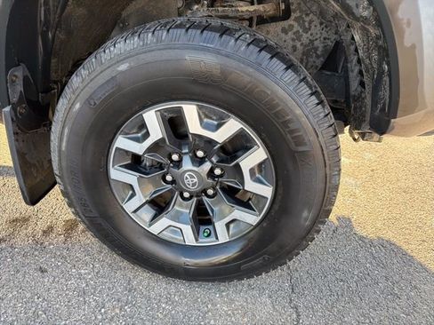 Used 2019 Toyota Tacoma TRD Off-Road w/ Technology Package AWD/4WD image 9