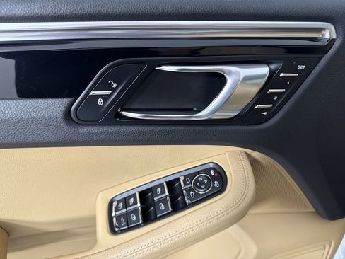 Certified 2018 Porsche Macan image 33