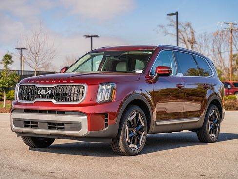 Used 2023 Kia Telluride EX w/ EX Captain's Chair Package image 3