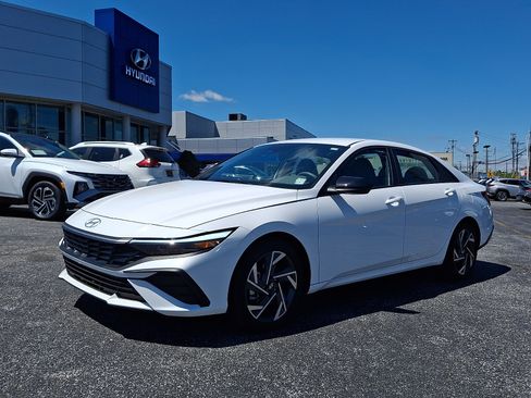 Certified 2025 Hyundai Elantra Sport FWD image 3