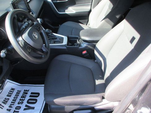 Used 2020 Toyota RAV4 LE FWD image 9