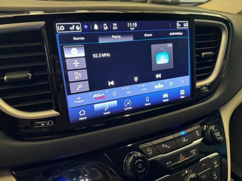 Used 2023 Chrysler Pacifica Touring-L FWD image 13