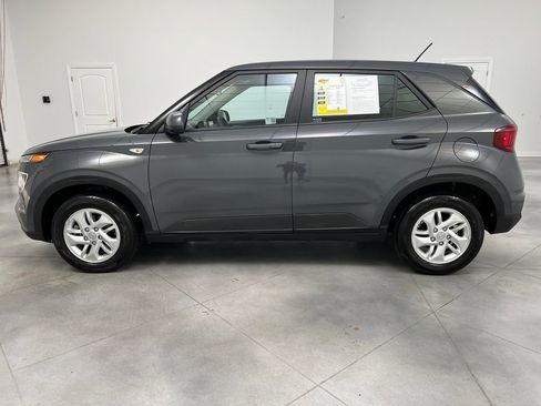 Used 2025 Hyundai Venue SE FWD image 4