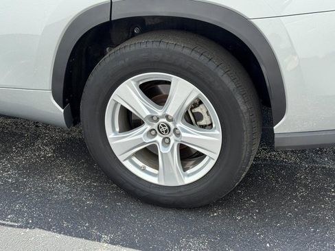 Used 2023 Toyota Highlander FWD image 5