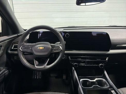 Used 2025 Chevrolet Traverse LT w/ Driver Confidence Package image 28