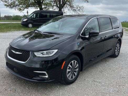 Used 2024 Chrysler Pacifica Limited FWD image 1