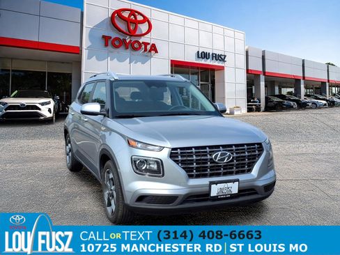 Used 2025 Hyundai Venue SEL FWD image 1