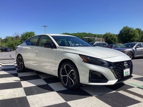 Used 2025 Nissan Altima 2.5 SR FWD image 4