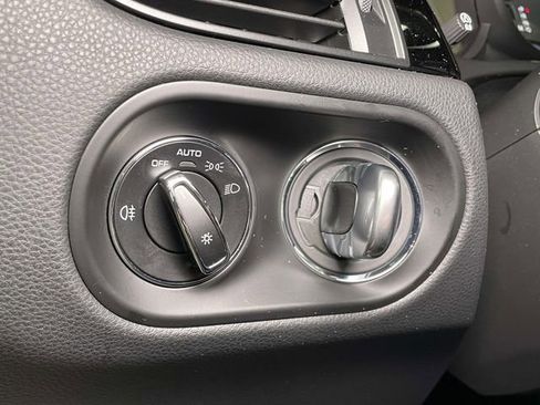 Certified 2025 Porsche Macan Turbo image 40