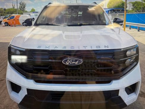 Used 2025 Ford Expedition Active AWD/4WD image 2
