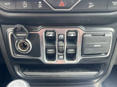 Used 2019 Jeep Wrangler Unlimited Sahara w/ Cold Weather Group AWD/4WD image 7