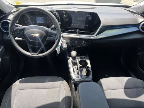 Used 2024 Chevrolet Trax LS w/ LS Convenience Package FWD image 12