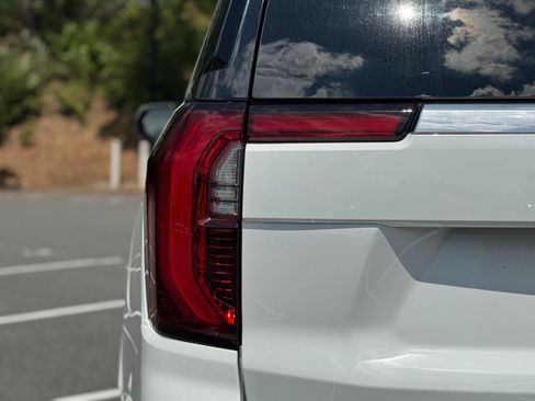 Used 2025 GMC Yukon XL Denali AWD/4WD image 23