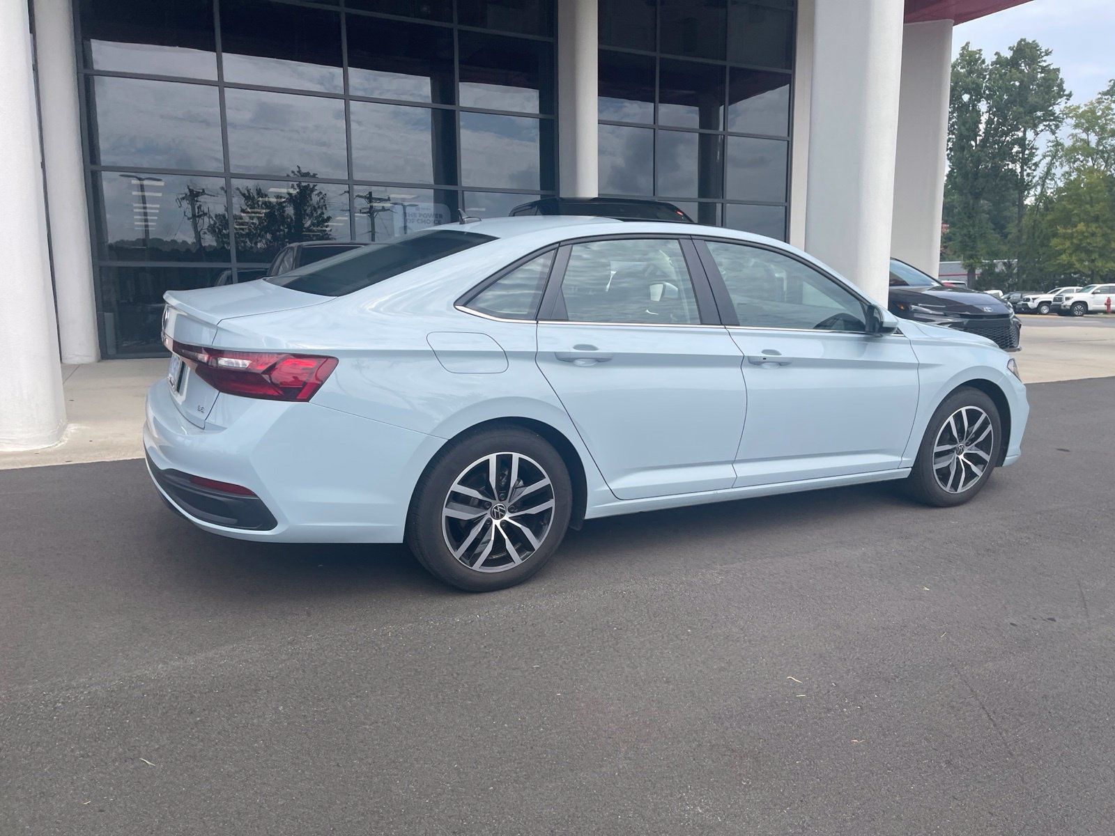 Used 2025 Volkswagen Jetta SE FWD image 14