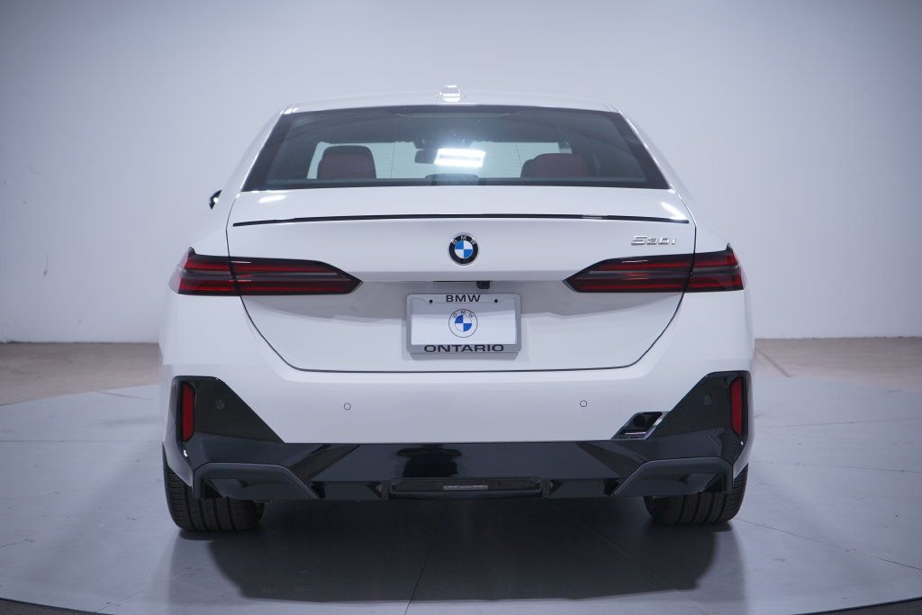 Used 2026 BMW 530i w/ M Sport Package RWD image 5