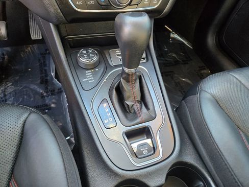 Used 2019 Jeep Cherokee Trailhawk image 21