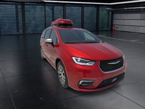 Used 2025 Chrysler Pacifica Pinnacle FWD image 3
