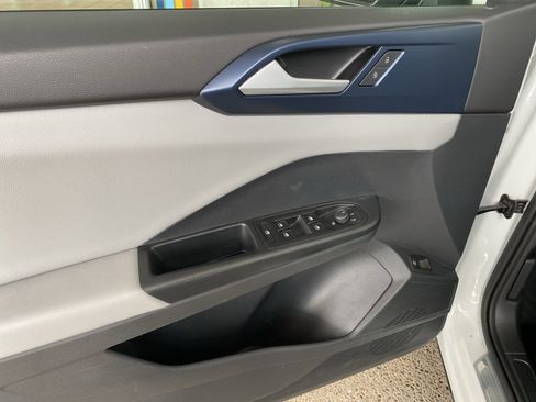 Used 2023 Volkswagen Taos SE w/ Black Wheel Package image 11