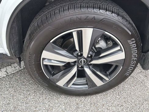 Used 2024 Nissan Rogue SL FWD image 11