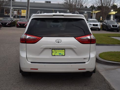 Used 2020 Toyota Sienna XLE image 5