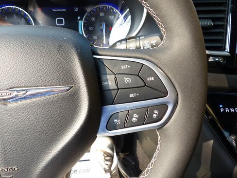 Used 2026 Chrysler Pacifica Select FWD image 25