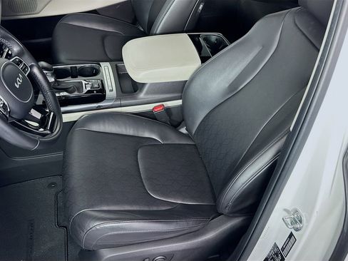 Used 2023 Kia Carnival EX FWD image 19