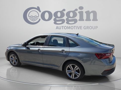 Used 2023 Volkswagen Jetta SE w/ Panoramic Sunroof Package FWD image 3