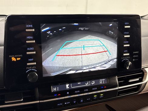 Used 2024 Toyota Sienna LE FWD image 31
