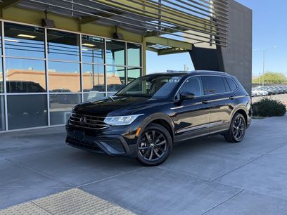 Used 2024 Volkswagen Tiguan SE w/ Panoramic Sunroof Package