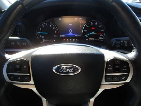 Used 2023 Ford Explorer XLT image 16