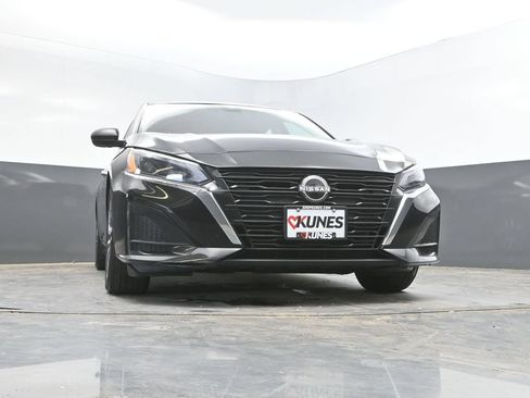 Used 2025 Nissan Altima 2.5 SV FWD image 34