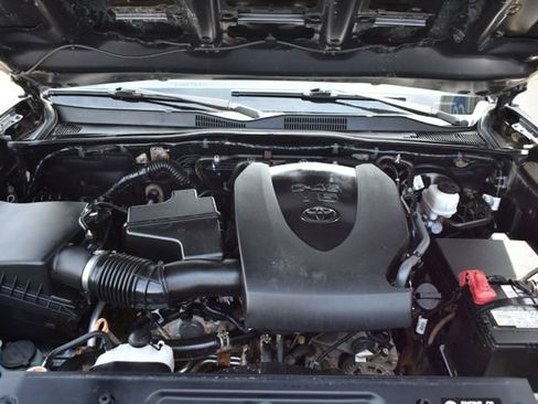 Used 2018 Toyota Tacoma SR5 AWD/4WD image 47