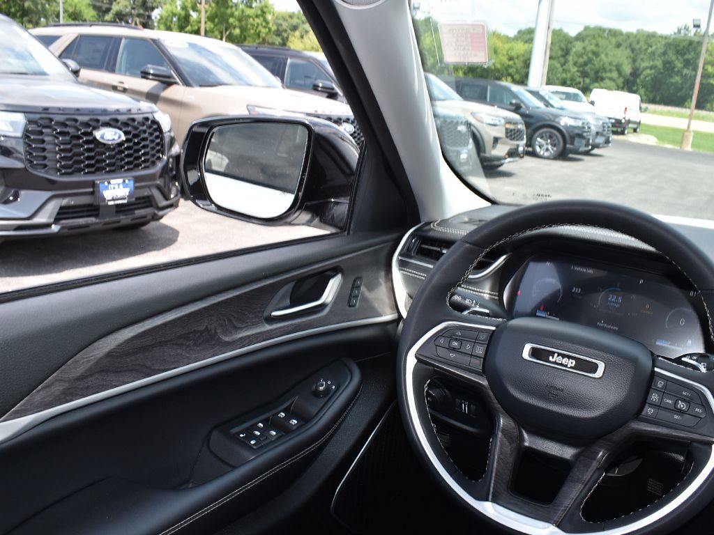Used 2023 Jeep Grand Cherokee Limited w/ Luxury Tech Group II AWD/4WD image 19
