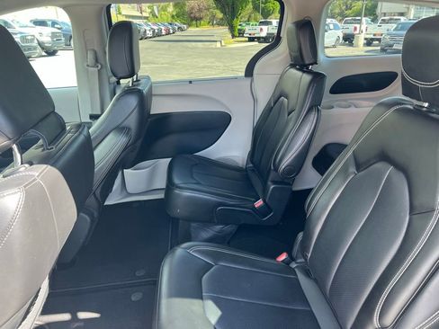 Used 2024 Chrysler Pacifica Touring-L FWD image 22