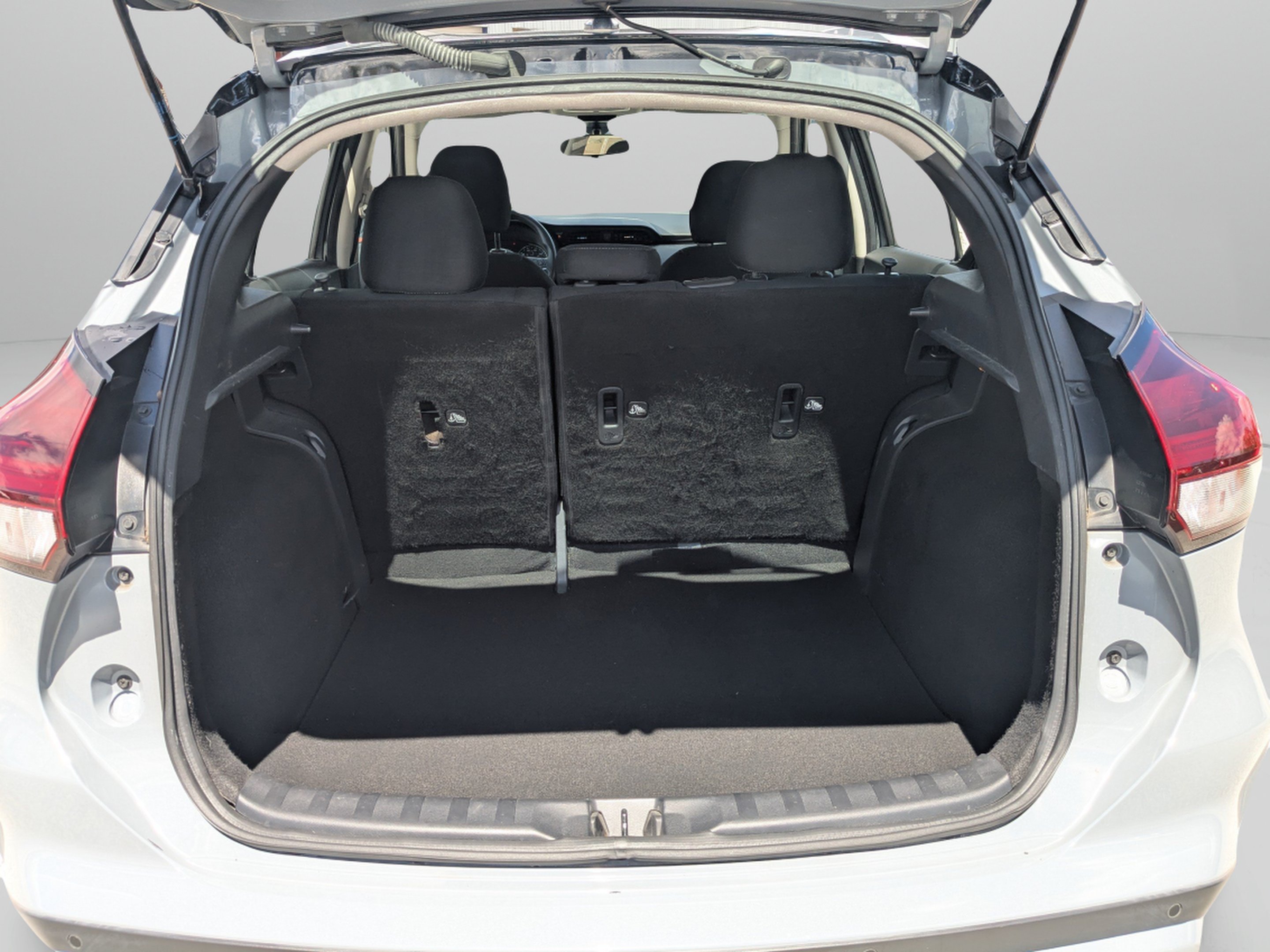Used 2023 Nissan Kicks SV FWD image 9