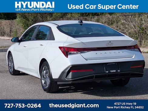Used 2024 Hyundai Elantra SEL FWD image 3