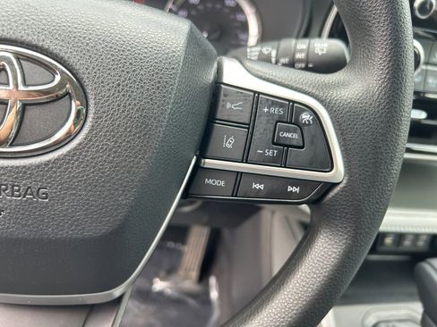 Used 2023 Toyota Highlander L FWD image 17