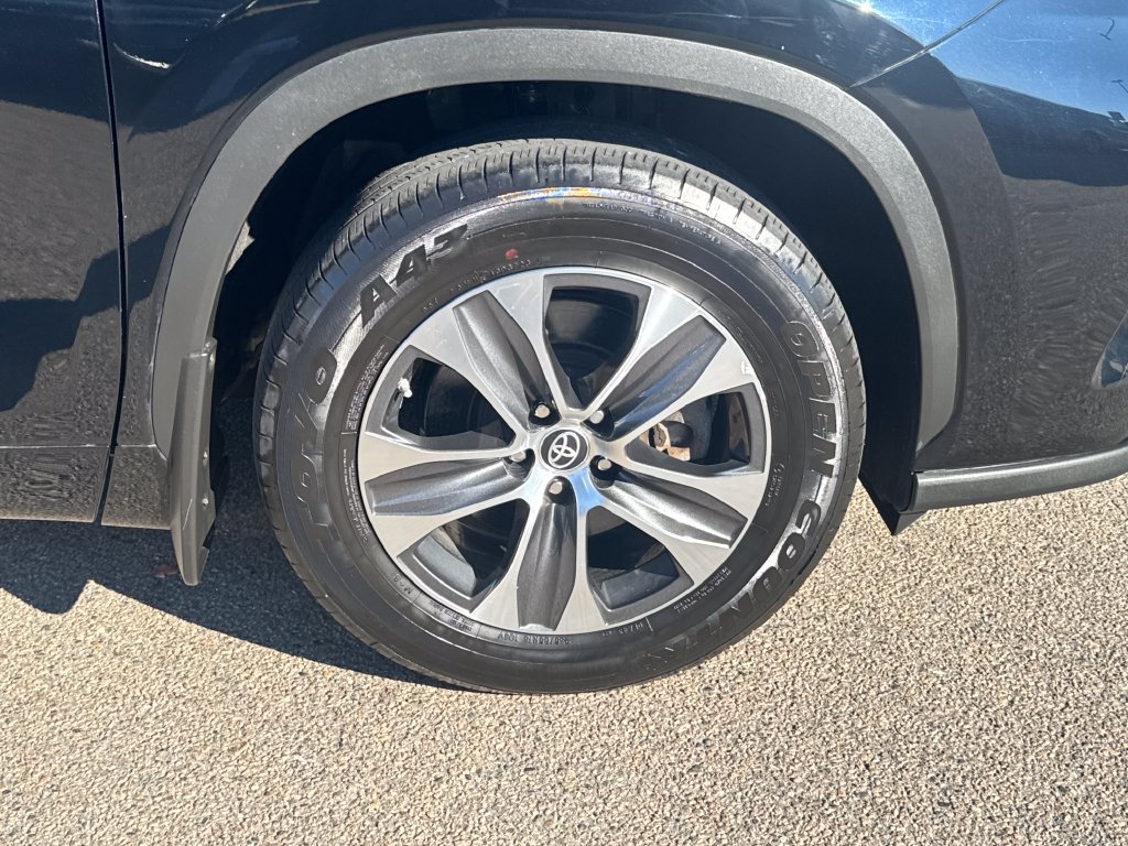 Used 2024 Toyota Highlander XLE AWD/4WD image 46