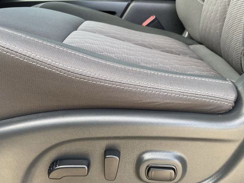 Used 2024 Nissan Titan SV w/ SV Convenience Package image 22