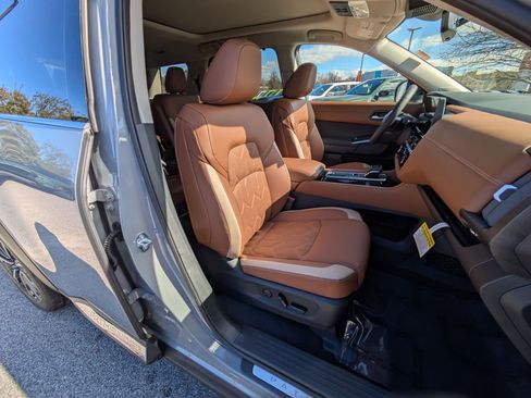 New 2026 Nissan Pathfinder Platinum FWD image 38