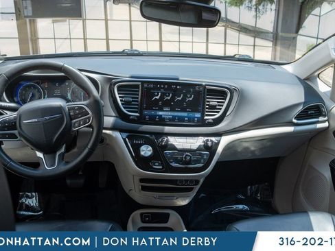 Used 2023 Chrysler Pacifica Touring-L FWD image 5