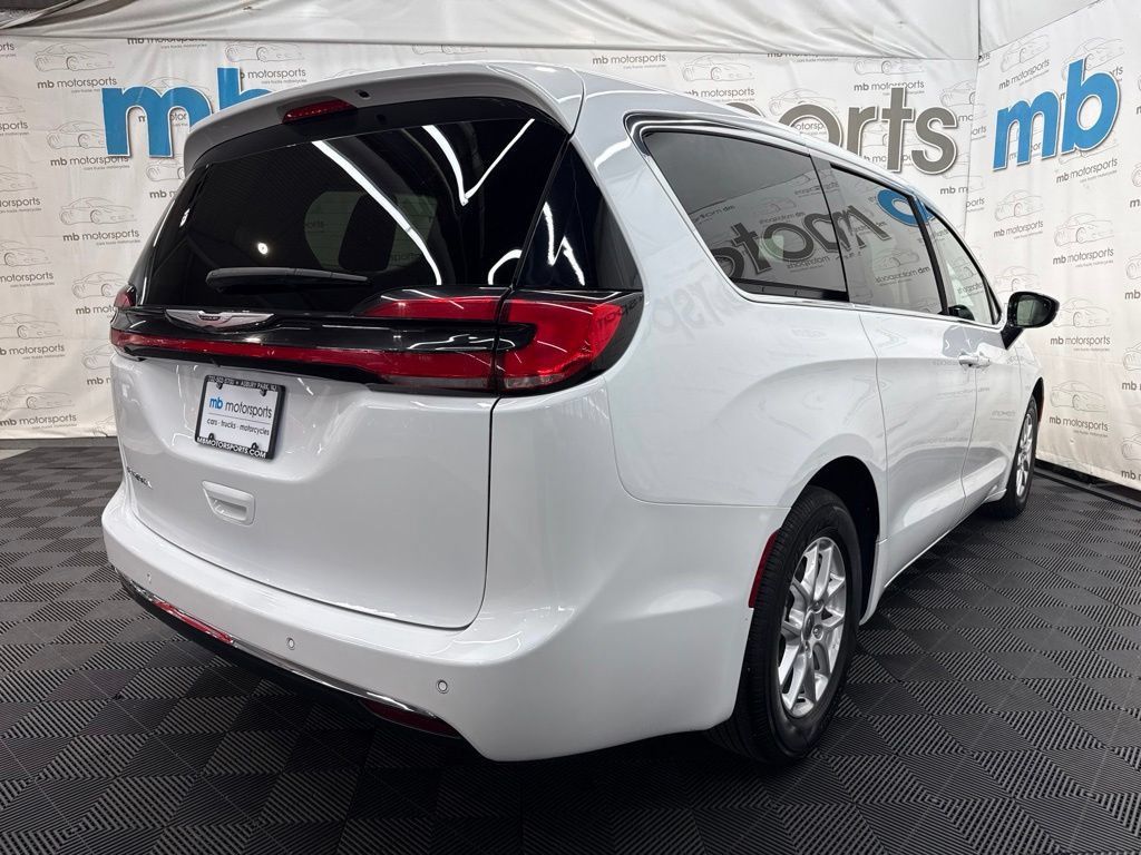 Used 2024 Chrysler Pacifica Touring-L FWD image 8