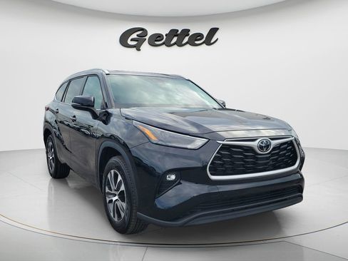 Used 2023 Toyota Highlander XLE FWD image 3