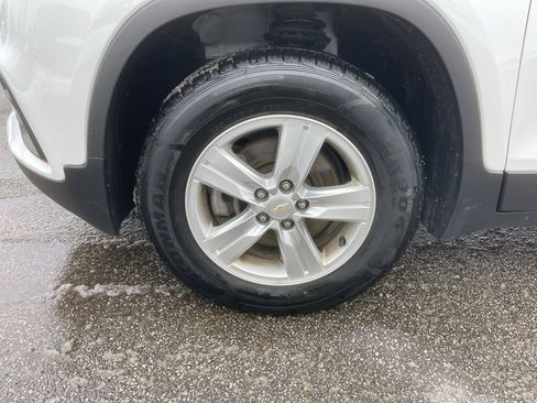 Used 2022 Chevrolet Trax LT w/ LT Convenience Package image 28