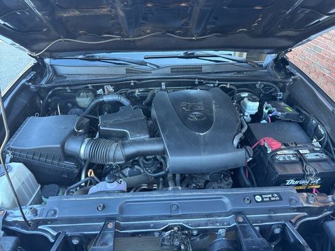 Used 2017 Toyota Tacoma SR5 AWD/4WD image 32