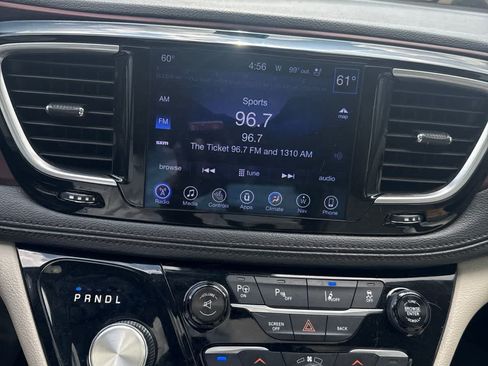 Used 2017 Chrysler Pacifica Limited FWD image 6